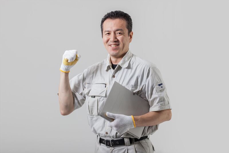 ポーズを決める作業服の男性